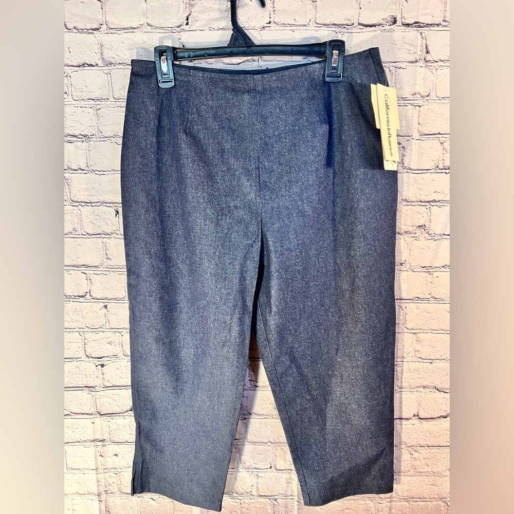 California Influence.  Ladies new capri pants with stretch. Size 10.
